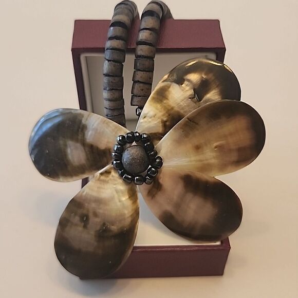 Shell Flower Beaded Necklace - Picture 2 of 7